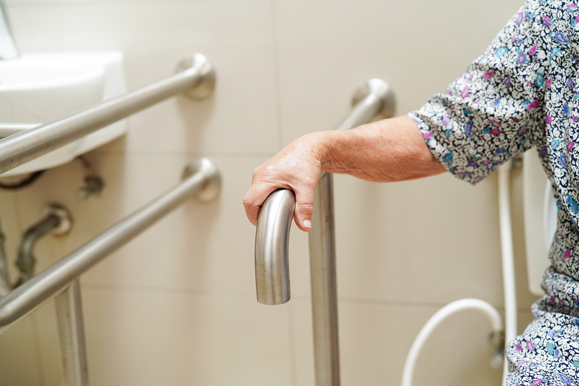 如何預防跌倒？掌握老人跌倒預防關鍵、認識專業跌倒治療方法，遠離骨折與關節疼痛